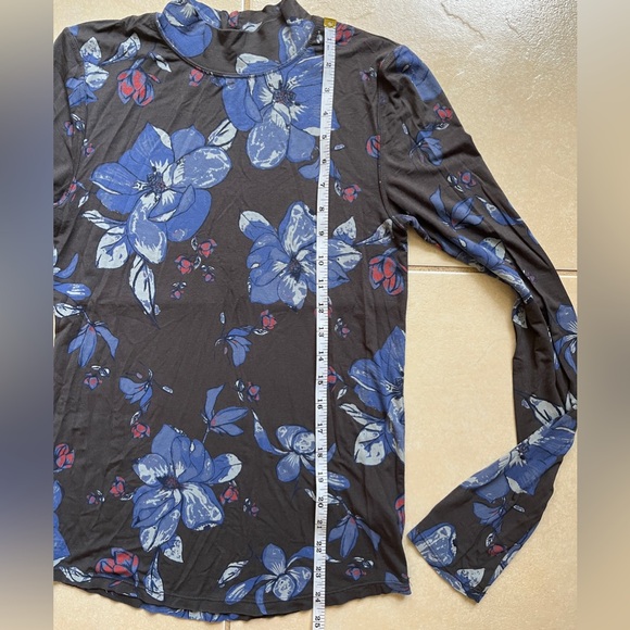 FREE PEOPLE Floral Tissue Mock Neck Button Back Top Long Sleeve Sz M Gray/Blue - Picture 6 of 11